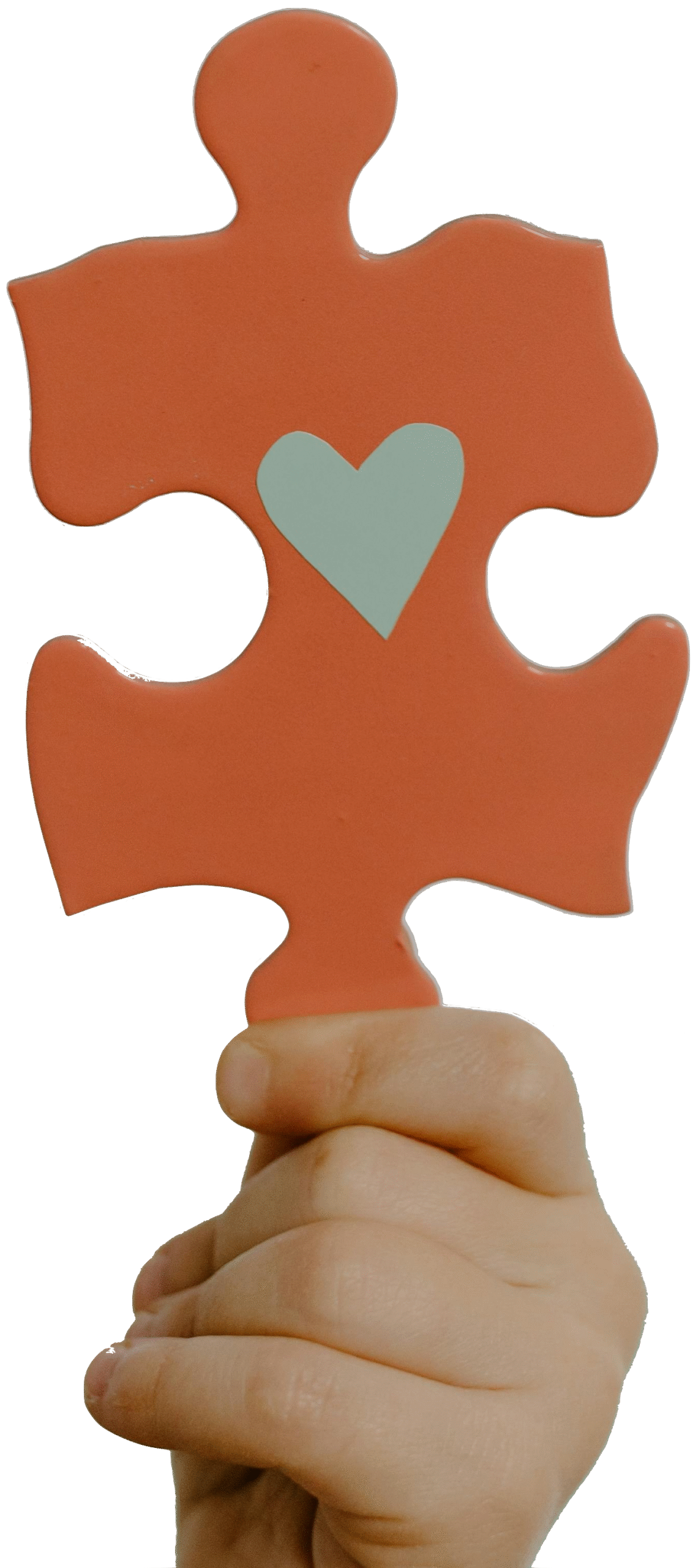 Un pezzo di puzzle con un cuore, tenuto da una mano